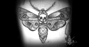 Tatouage représentant un papillon avec une tête de mort