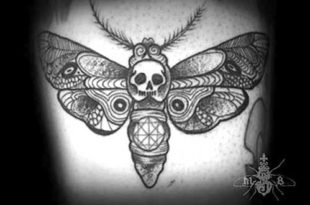 Tatouage représentant un papillon avec une tête de mort
