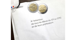 Enveloppe gouvernementale contenant une pièce de 2 euros et un message adressé aux élèves du CP au CM2, symbolisant la propagande pro-JO perçue par une famille comme une tentative de manipulation politique.