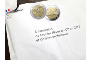 Enveloppe gouvernementale contenant une pièce de 2 euros et un message adressé aux élèves du CP au CM2, symbolisant la propagande pro-JO perçue par une famille comme une tentative de manipulation politique.