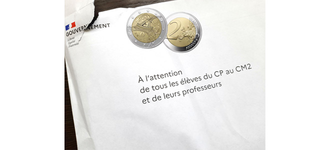 Enveloppe gouvernementale contenant une pièce de 2 euros et un message adressé aux élèves du CP au CM2, symbolisant la propagande pro-JO perçue par une famille comme une tentative de manipulation politique.