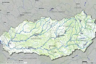 Carte des bassins-versants en Corrèze, montrant les cours d'eau principaux tels que la Vézère et la Dordogne. L'image illustre les frontières naturelles de la gestion des ressources hydriques évoquées dans l'article, en soulignant l'importance de la coopération interrégionale pour une gestion durable et efficace de l'eau.