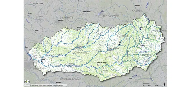 Carte des bassins-versants en Corrèze, montrant les cours d'eau principaux tels que la Vézère et la Dordogne. L'image illustre les frontières naturelles de la gestion des ressources hydriques évoquées dans l'article, en soulignant l'importance de la coopération interrégionale pour une gestion durable et efficace de l'eau.