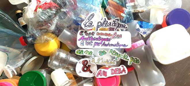 Tas de déchets plastiques avec un message : "Le plastique, c’est comme les antibiotiques, c’est pas automatique, ça ne se recycle pas à l'infini & au-delà", mettant en avant les limites du recyclage et l'impact des plastiques sur l'environnement.