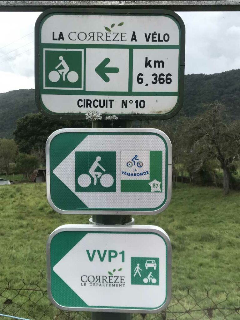 Panneaux de signalisation pour "La Corrèze à vélo" indiquant une voie partagée (VVP1) pour cyclistes et piétons, sur le circuit "La Vagabonde" en Corrèze.