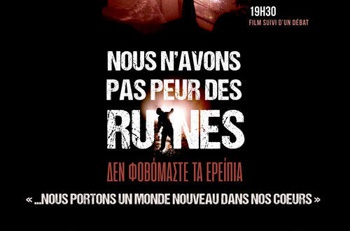 Affiche annonçant une projection-débat organisée par le collectif citoyen Vigilance et Initiatives, le lundi 25 novembre 2024 à Objat. Le titre en grand : "Nous n’avons pas peur des ruines", suivi du sous-titre en grec. En bas de l’affiche, une mention : "Soirée sur les luttes en Grèce", avec les détails : pot d’accueil à 18h30, film à 19h30, suivi d’un débat en présence du réalisateur Yannis Youlountas. Ambiance sombre avec une silhouette éclairée par des lumières urbaines, évoquant des luttes et des résistances.