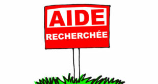 Panneau rouge avec l'inscription "Aide recherchée" planté dans l'herbe, symbolisant le besoin de soutien et de solidarité pour les éleveurs en difficulté, comme Agathe de la ferme de Nouillane, face aux défis des arrêts forcés et au manque de remplaçants dans le secteur agricole.