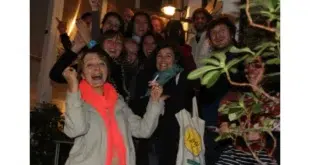 Photo de Maguy Cisterne entourée d'une équipe joyeuse et festive lors des Rencontres internationales du moyen métrage à Brive. Un moment de célébration pour ce festival unique, mettant en lumière des films originaux et engagés, hors des sentiers battus du cinéma traditionnel.