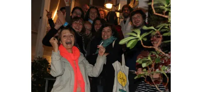 Photo de Maguy Cisterne entourée d'une équipe joyeuse et festive lors des Rencontres internationales du moyen métrage à Brive. Un moment de célébration pour ce festival unique, mettant en lumière des films originaux et engagés, hors des sentiers battus du cinéma traditionnel.