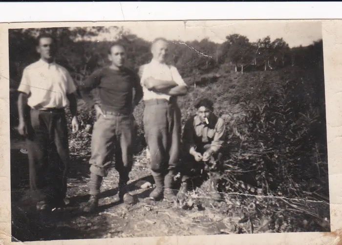 Photographie de 1943 prise au camp de bûcheronnage de Saint-Martin-la-Méanne (GTE 651), montrant Chaïm Lajtner à gauche, avec trois autres hommes non identifiés.
