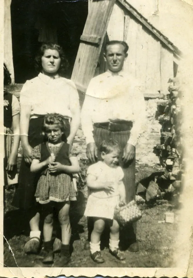 Photographie en noir et blanc de la famille Lajtner à Soumailles, Saint-Martin-la-Méanne en 1943 : Chaïm et Chaja Lajtner, résistants juifs polonais, avec deux de leurs enfants, Madeleine et Arlette, devant une maison rurale.