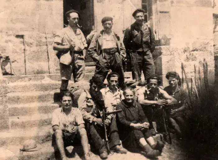 Photographie du groupe de résistants au Seyt, Saint-Martin-la-Méanne, prise en 1945 devant la maison des Chastang. On y voit René Chastang, Émile Dobblaère, Émile Escourbiac, Adrien Chastang, Eugène Mons, Antoine Gramond, Félicie Auliac-Chastang, Clément Chastang et Maria Chastang-Mons.
