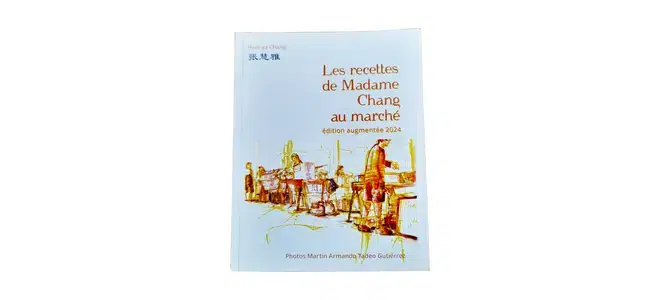 Couverture du livre Les recettes de Madame Chang au marché sur fond bleu, avec illustration d’un marché.