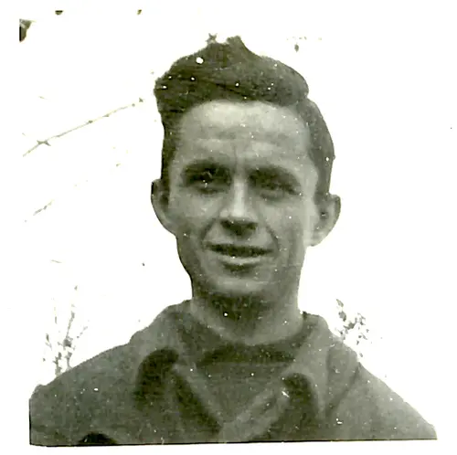 Photographie en noir et blanc de Herbert Matzel, extraite de sa carte de travailleur étranger. Il s'agit d'un jeune homme souriant, photographié en buste, portant une veste à col. Photo provenant des archives de la police allemande.