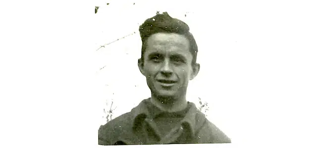Photographie en noir et blanc de Herbert Matzel, extraite de sa carte de travailleur étranger. Il s'agit d'un jeune homme souriant, photographié en buste, portant une veste à col. Photo provenant des archives de la police allemande.