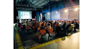 Soirée de solidarité avec la Palestine à la salle Latreille à Tulle – public assis devant une projection, organisée par l'AFPS 19.