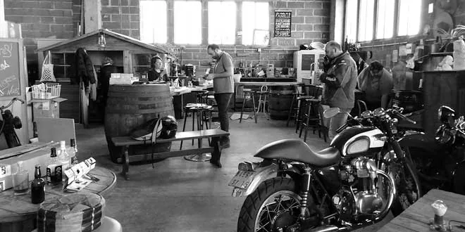 Clients buvant des bières à la brasserie des anges buvant des bières avec Stéphanie Coulange