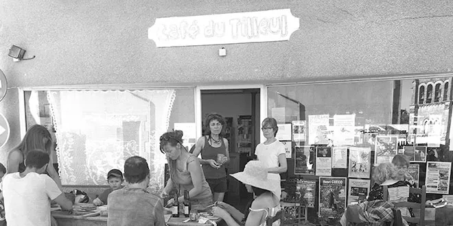 Photographie en noir et blanc de l'intérieur d'un café associatif