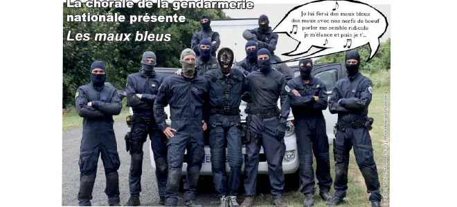 Photographie d'un groupe de personnes posant devant un véhicule