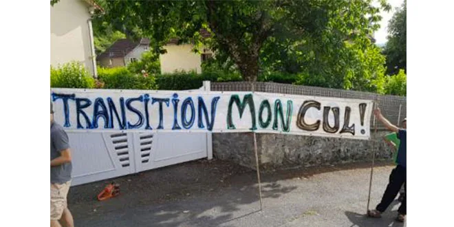 Manifestant avec une affiche "transition mon cul"