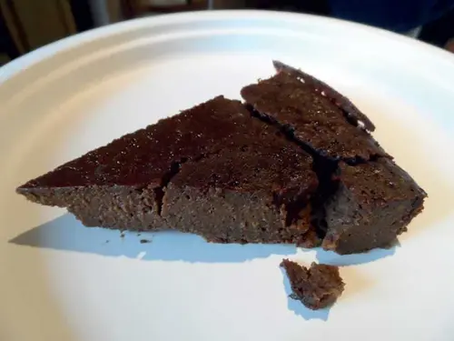 Photographie d’un fondant au chocolat et au potimarron, coupé en parts.