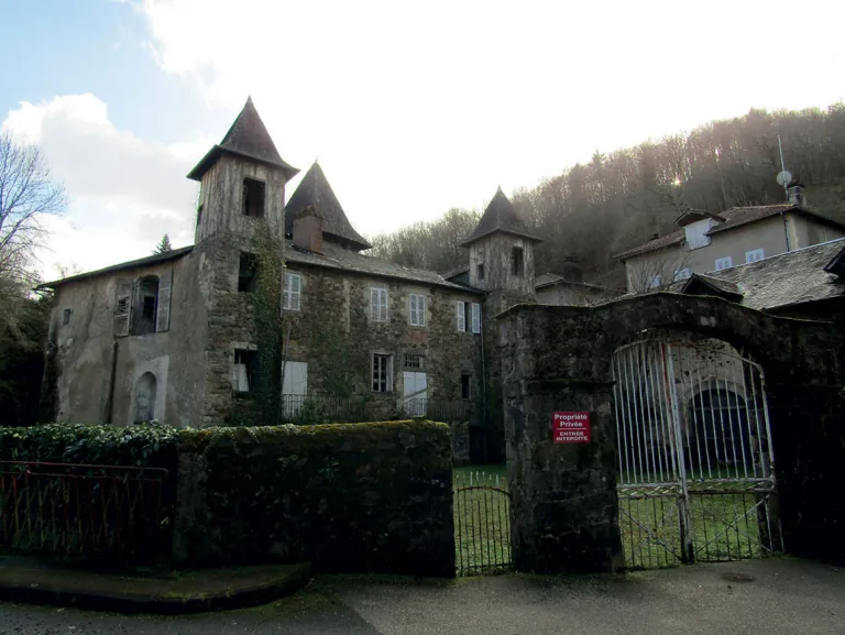 Photographie d'un château et de son portail