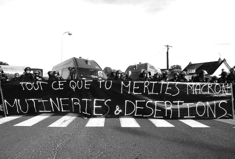 Photographie d'une banderole « Tout ce que tu mérites Macron, mutineries & désertions »