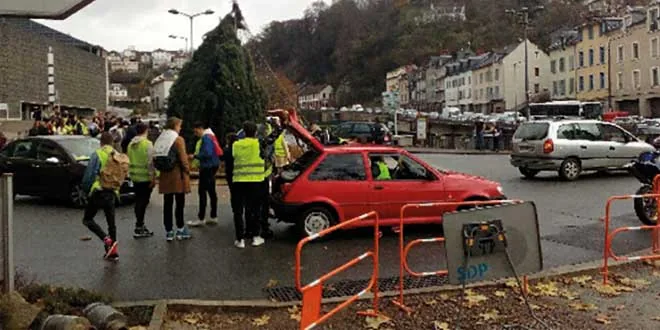 Photographie d'un rassemblement de personnes dans une rue