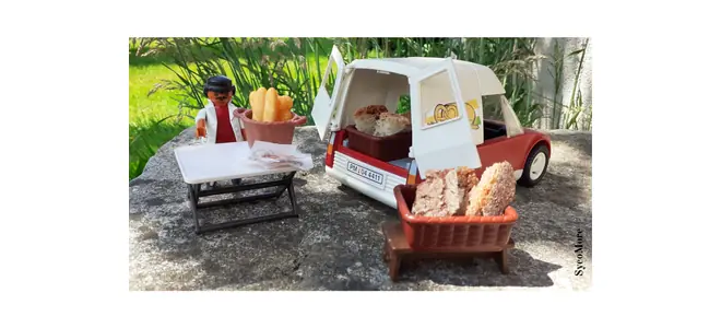 Photo : le comptoir de la boulangerie, pains et brioches sur la table — illustration SycoMore.