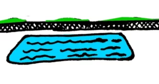 Dessin naïf d'une piscine : bassin bleu avec des vagues, surmonté d'une barrière noire ajourée et de collines vertes en arrière-plan.