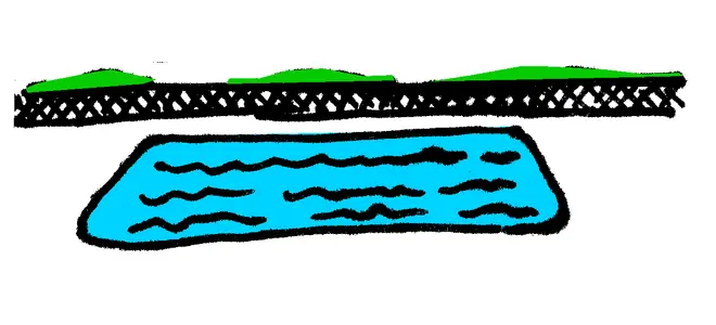 Dessin naïf d'une piscine : bassin bleu avec des vagues, surmonté d'une barrière noire ajourée et de collines vertes en arrière-plan.