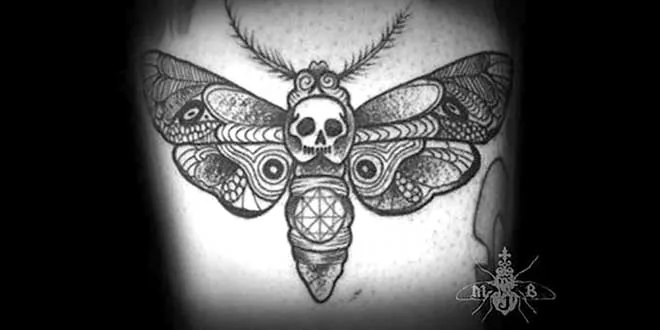 Tatouage représentant un papillon avec une tête de mort