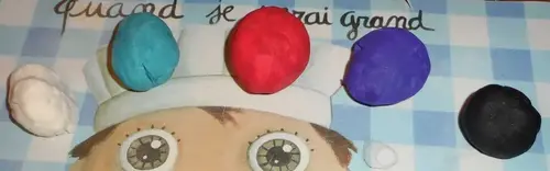 Photographie de petites créations en porcelaine froide colorée, faites maison.
