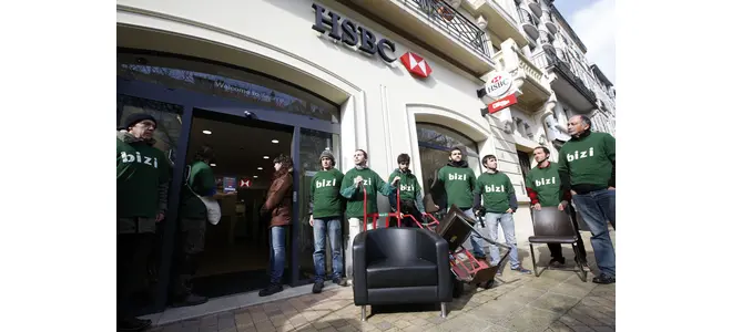 Photo : des militants de Bizi devant l’agence HSBC, mobilier saisi sur le trottoir