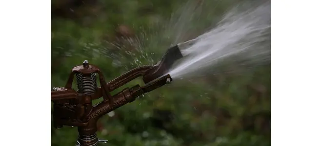 Photo : un canon d’arrosage en action dans un champ