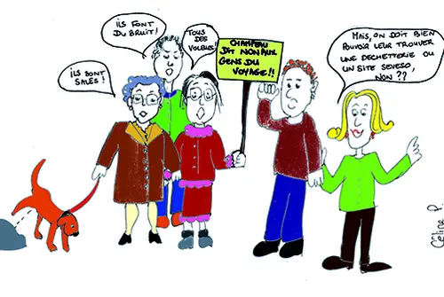 Dessin : une famille avec un chien devant sa caravane, bulles « Ici on est mieux ! » — aire d’accueil de Champeau