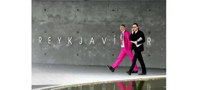 Photo : deux hommes en costume devant l’inscription « Reykjavík »