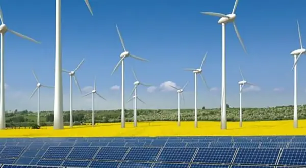 Photo : éoliennes et panneaux solaires dans un paysage agricole