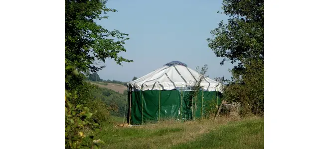 Photo : une yourte montée dans un pré
