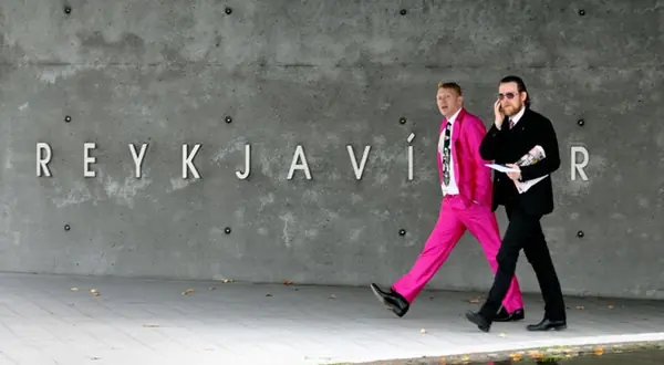 Photo : deux hommes en costume devant l’inscription « Reykjavík »
