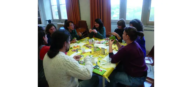 Photo : un atelier créatif autour d’une grande table à la P’tite Fabrique