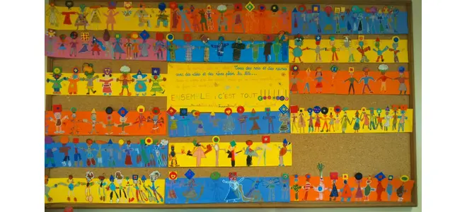 Photo : un mur de classe couvert de dessins d’enfants affichés en rangées