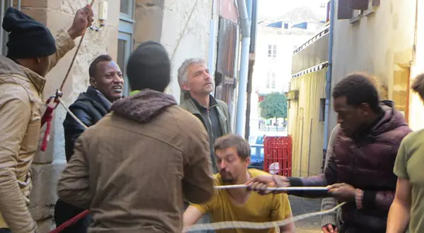 Photo : des jeunes et des habitants installent du mobilier dans une rue, maison Kacalou