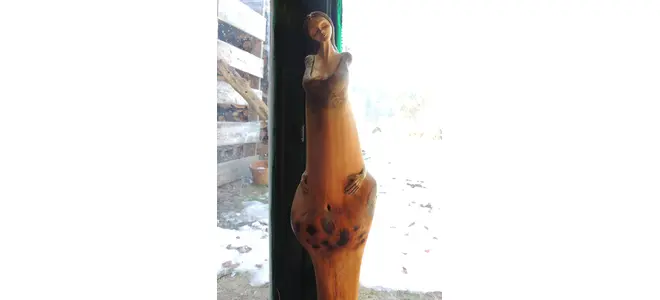 Photo : sculpture en bois et terre dans le salon de Mathilde Defromont