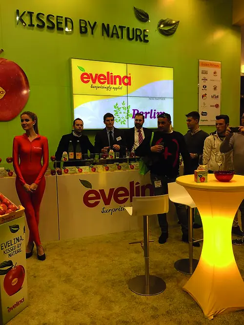 Photo : le stand de Perlim au salon Fruit Logistica de Berlin, marque « Kissed by Nature »