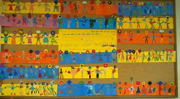 Photo : un mur de classe couvert de dessins d’enfants affichés en rangées