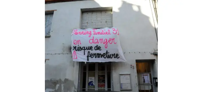 Photo : banderole « Planning familial 31 en danger » sur une façade à Toulouse