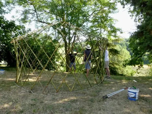 Photo : la structure en bois d’une yourte en construction