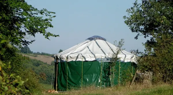 Photo : une yourte montée dans un pré