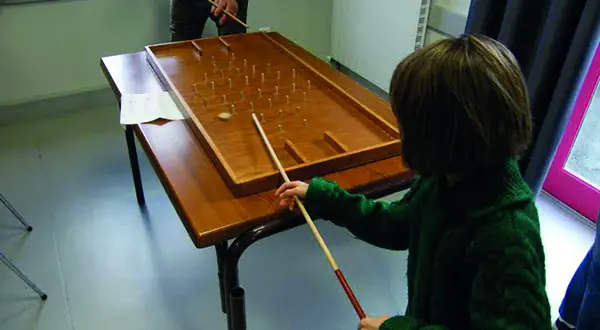 Photo : des jeux en bois à la ludothèque d’Air de jeux